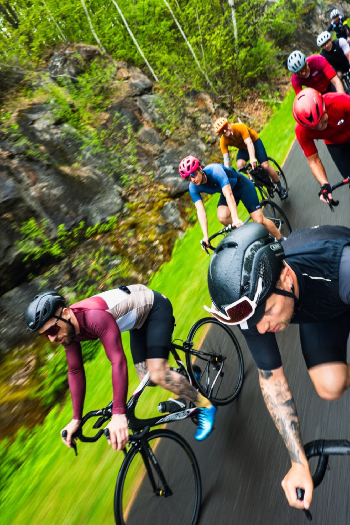 The bunch pours past the rock cuts