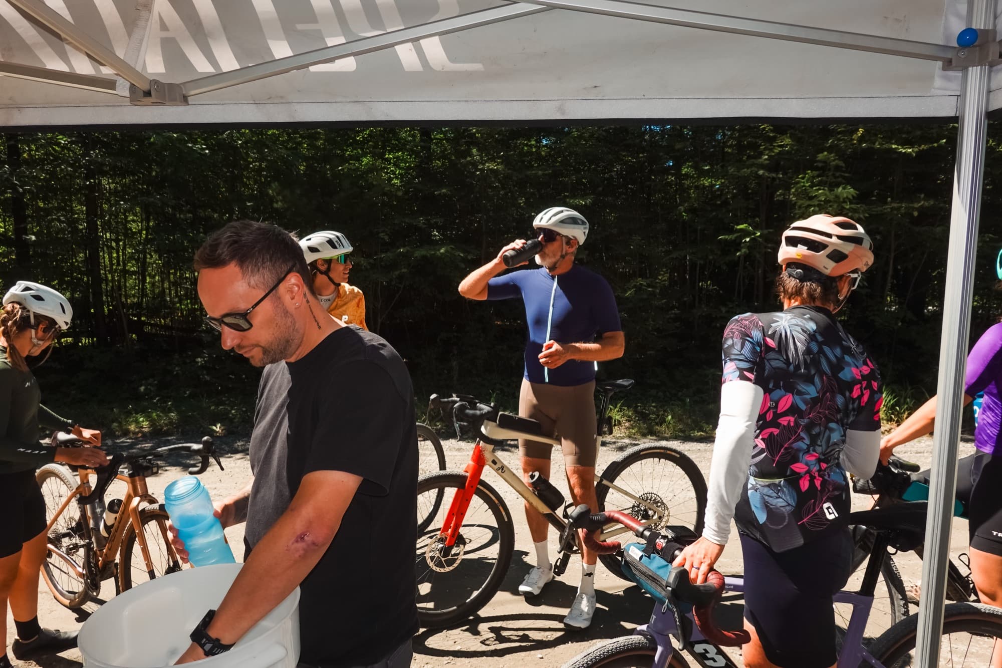 Refuel stop under the tent